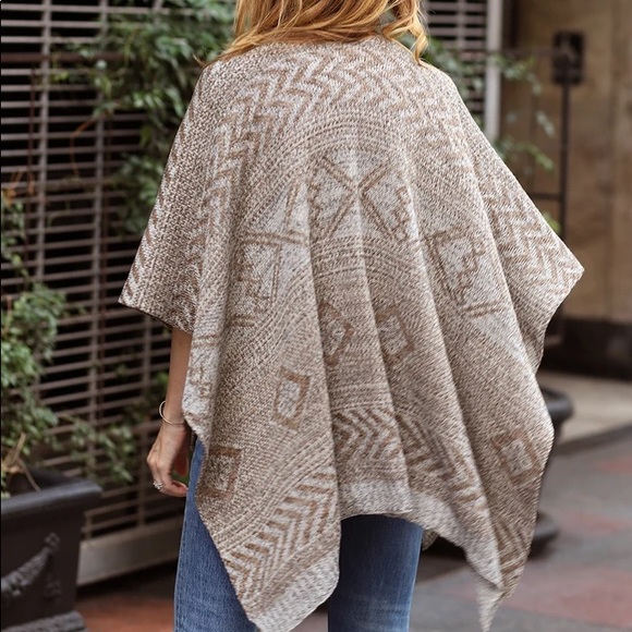 THE JET SET DIARIES Plus Knit Poncho Cream & White - Picture 4 of 6